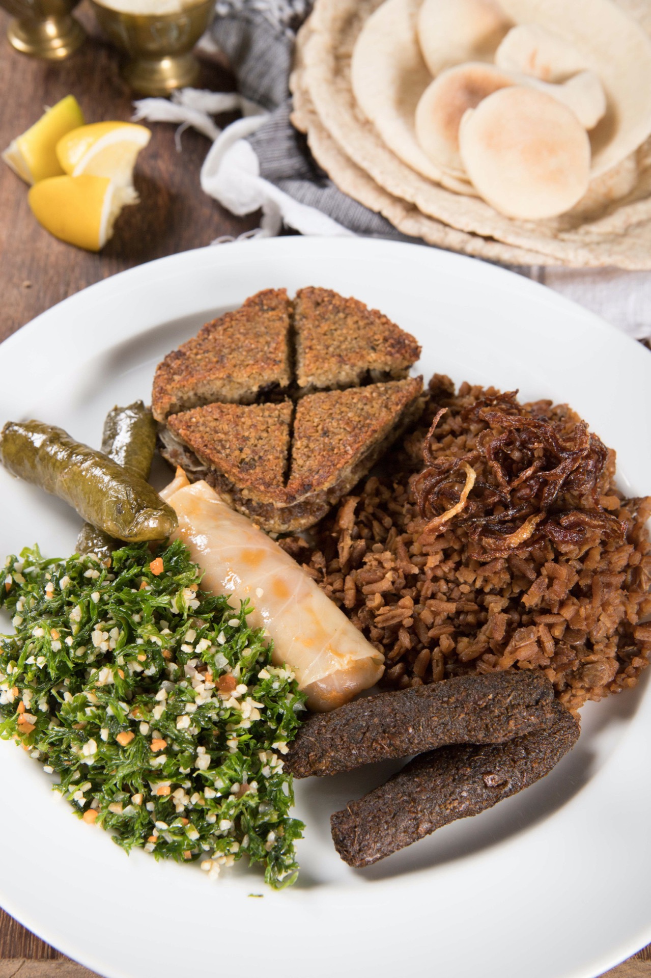 Plato mixto libanés servido